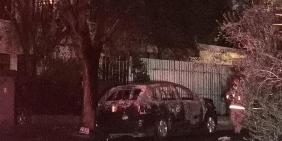 Hallan dos cuerpos decapitados en vehículo incendiado en Monterrey