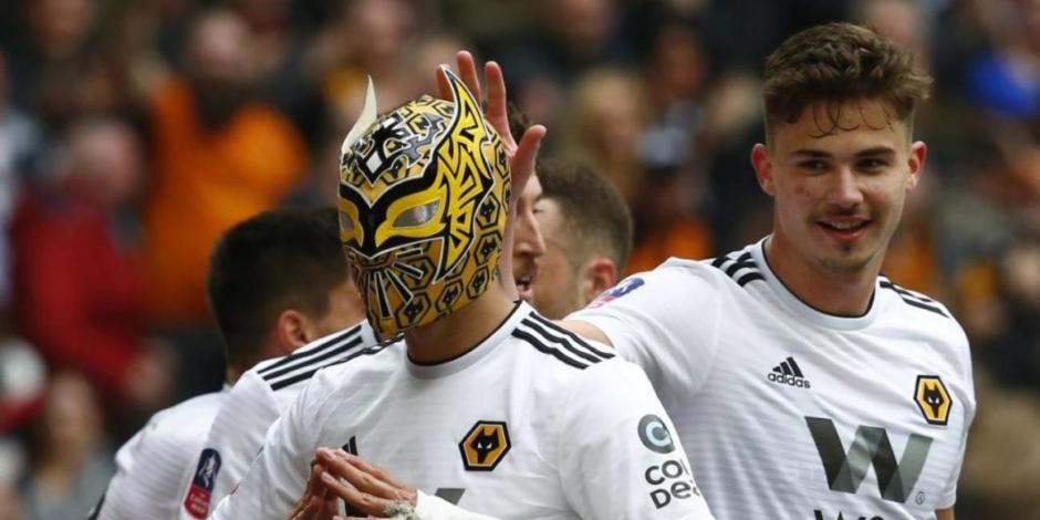 Entregan 20 mil máscaras de Sin Cara a fans del Wolverhampton