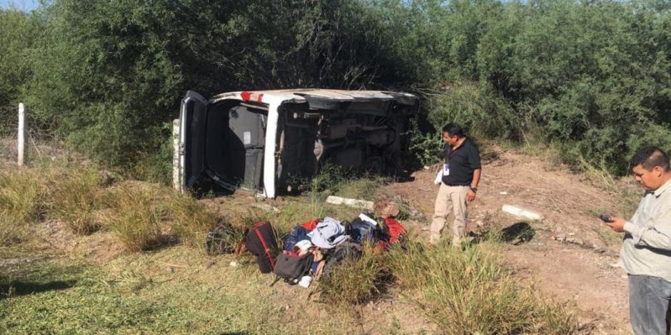 Vuelca camioneta con reporteros de fuente presidencial en Sonora
