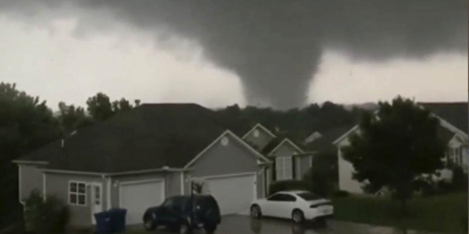 VIDEOS Y FOTOS: Tornado en Missouri deja tres muertos