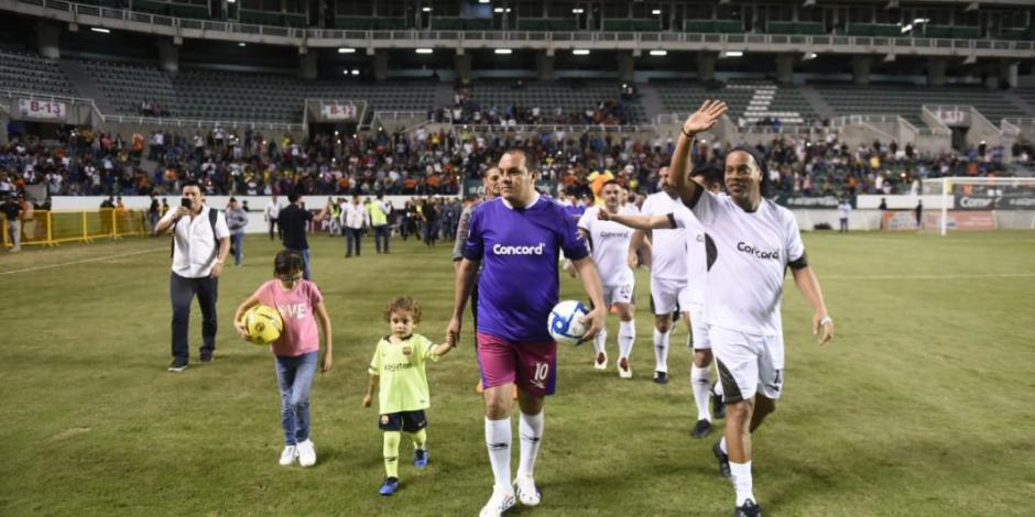 Cuauhtémoc Blanco y Ronaldinho brindan espectáculo en Zacatepec