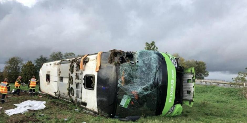 Volcadura de autobús en Francia deja 29 turistas heridos