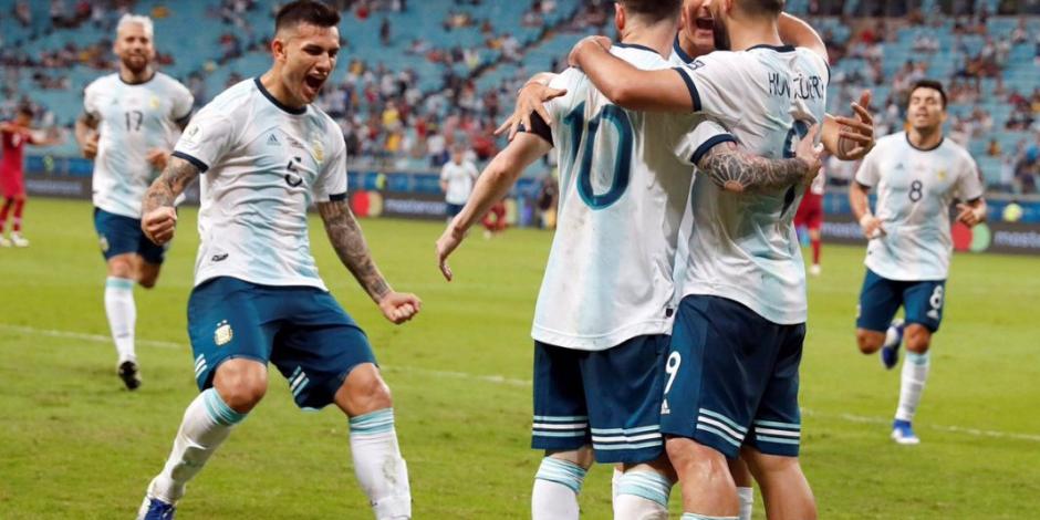 Argentina vence a Qatar y se mantiene con vida en la Copa América