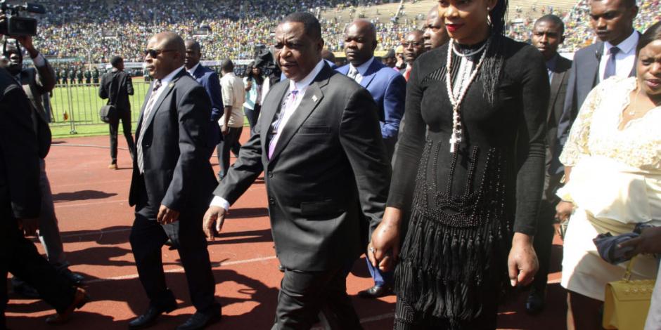 Intenta matar a vicepresidente de Zimbabue su propia esposa
