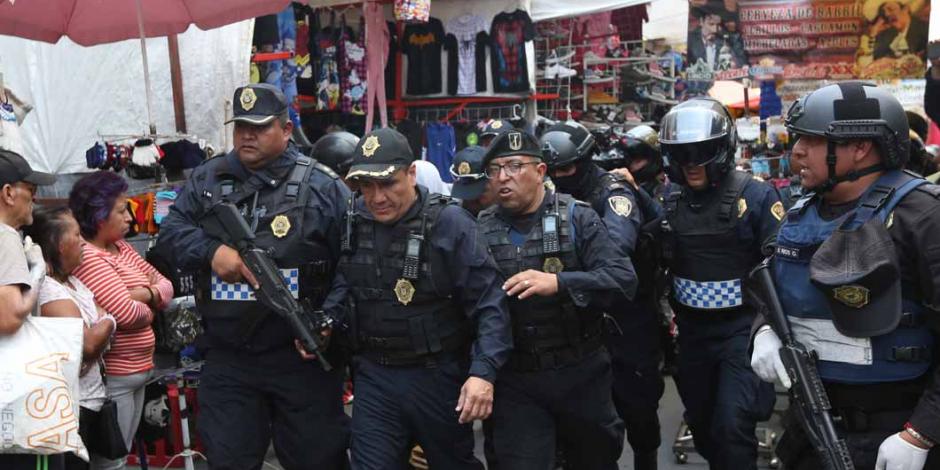 Detienen a cuatro por narcomenudeo tras cateo en vecindad de Tepito