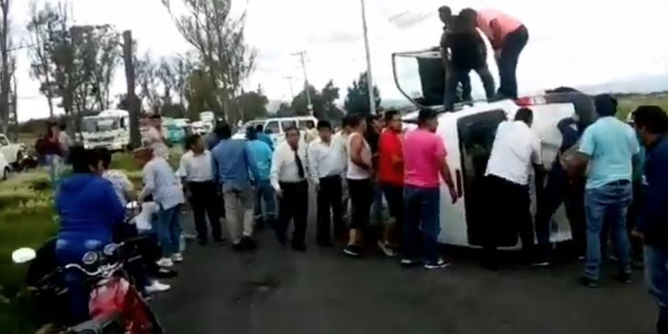 Volcadura de combi en la Zumpango-Tecámac deja dos muertos