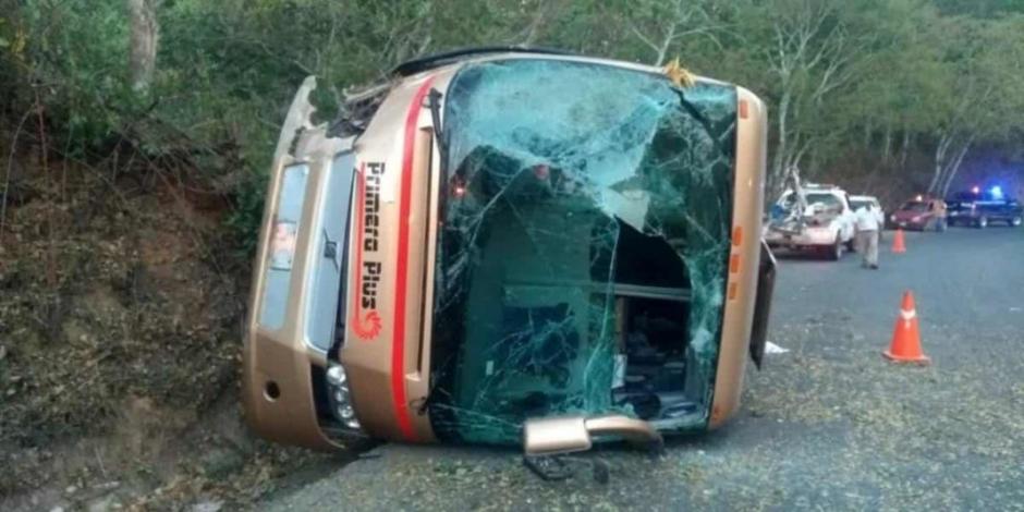 Volcadura de autobús en Jalisco deja 14 personas lesionadas