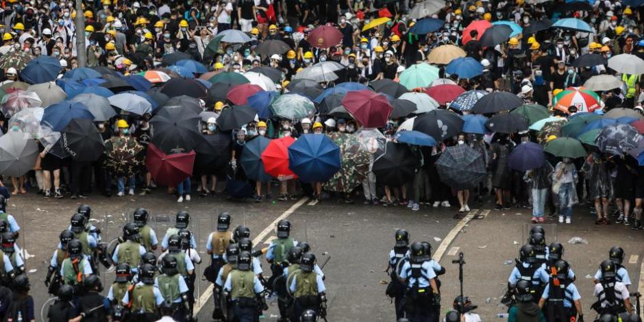 Policía dispersa con gases a manifestantes en Hong Kong