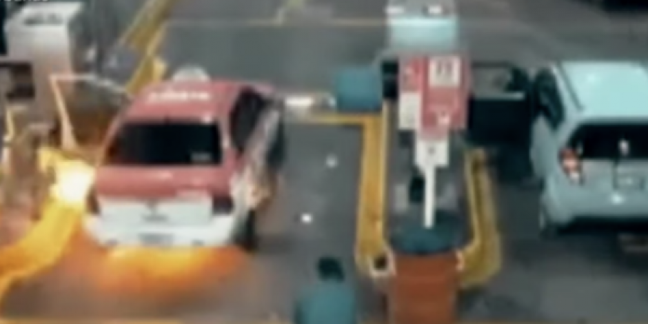 VIDEO: Se incendia taxi en pleno verificentro de la CDMX