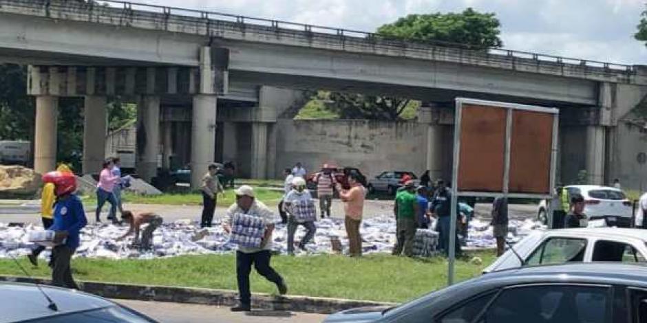 VIDEO: Camión que transportaba cerveza choca y desata rapiña en Mérida