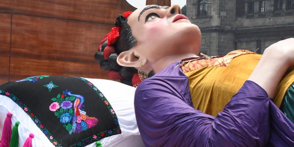 "Los colores de Frida" pintan el Zócalo capitalino