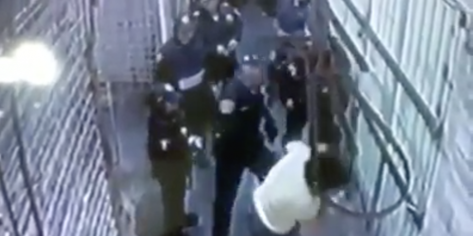 VIDEO: Captan a policías golpeando a dos mujeres en Tepito