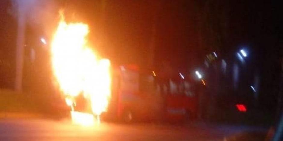 Camión de Acabús se incendia en bulevar en Acapulco