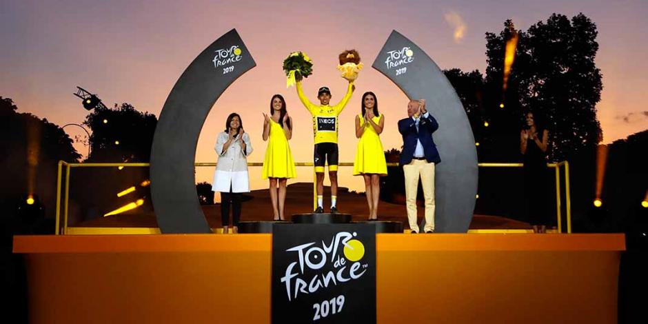 VIDEO: Egan Bernal, el campeón de la Tour de Francia, es ovacionado en un avión