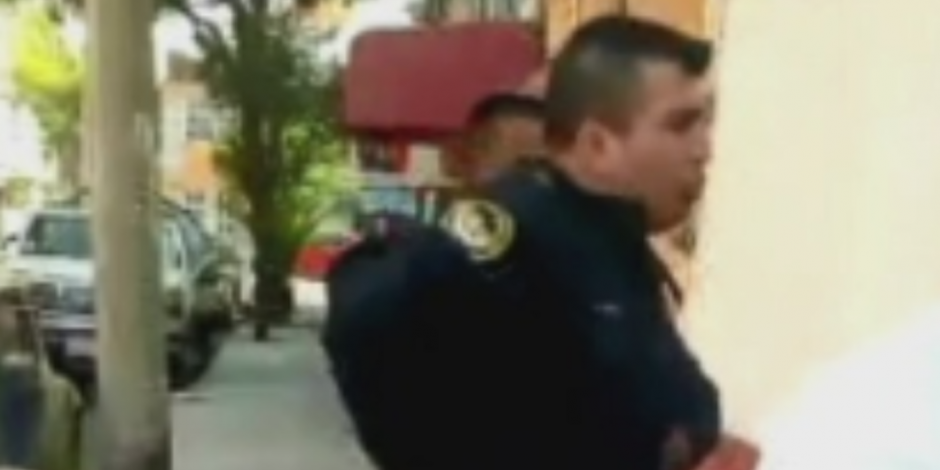 VIDEO: "¡Aguanta, oficial!", gritan a policía que dispara al aire en Peralvillo