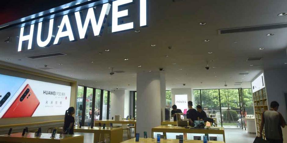 Más empresas suspenden venta de celulares Huawei