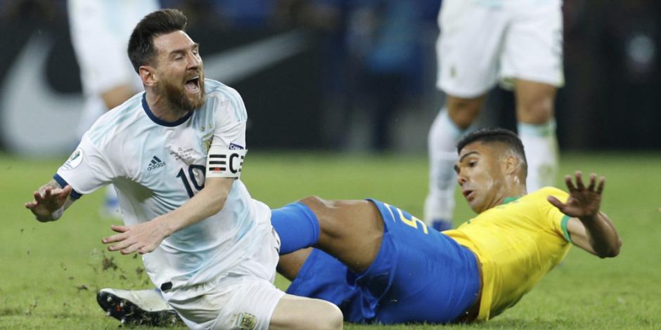 Árbitro que Messi acusó de faltarle el respeto, habla sobre Brasil-Argentina
