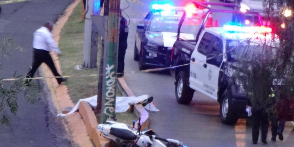 Mueren dos motociclistas tras impactarse contra auto en Naucalpan