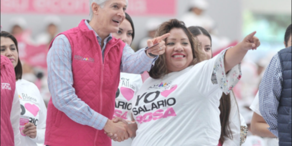 Del Mazo entrega más tarjetas del Salario rosa a las amas de casa