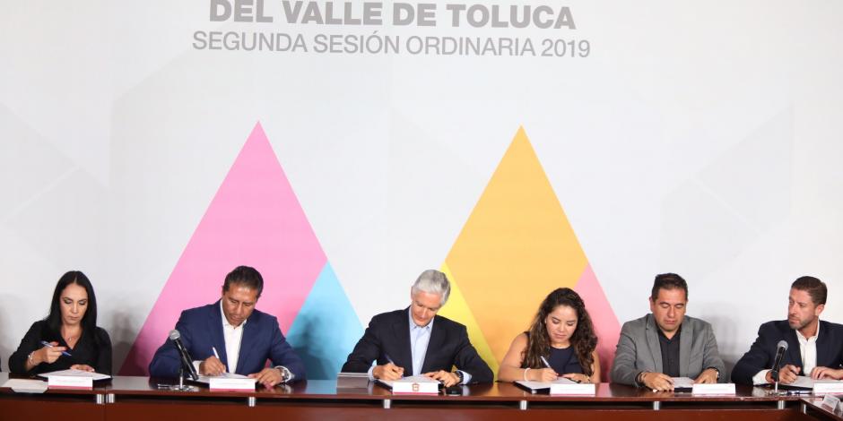 Del Mazo firma convenio con municipios para aprovechar Tren Interurbano México-Toluca