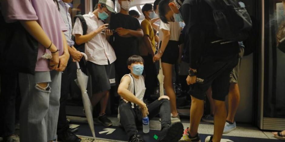 Manifestantes colapsan el Metro de Hong Kong