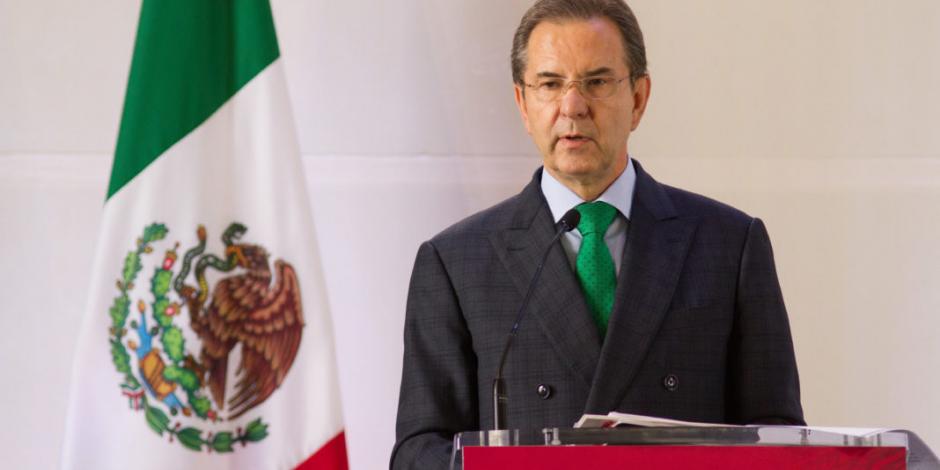 Moctezuma garantiza educación universal y laica en México