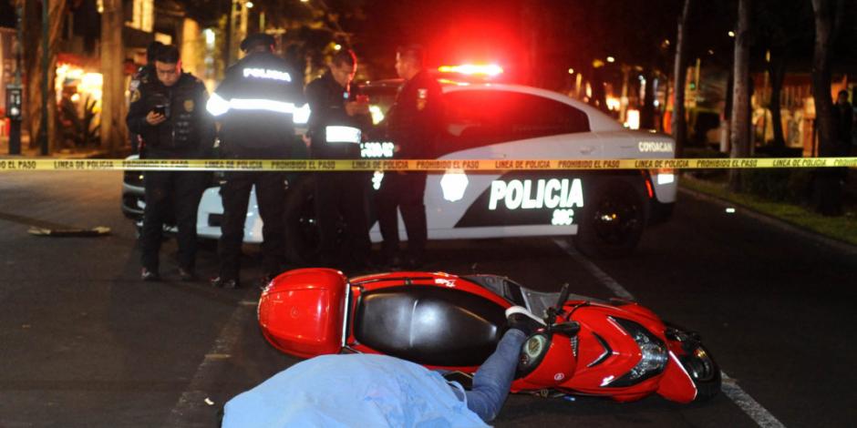 Muere motociclista al derrapar en Miguel Ángel de Quevedo