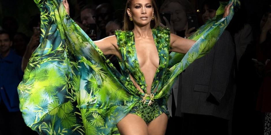 JLo viste el Jungle Dress de Versace y rompe internet como hace 20 años
