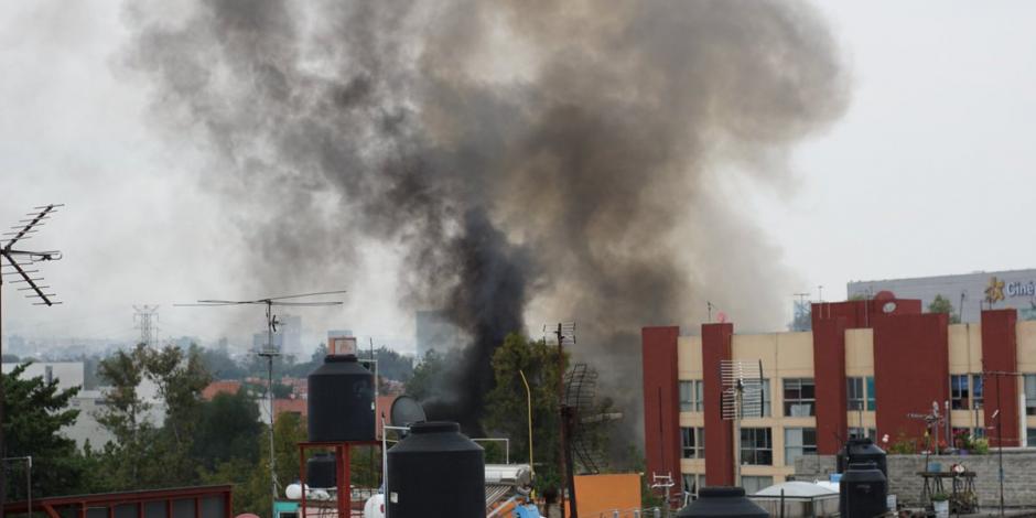 VIDEOS: Se incendia fábrica de muebles en Coyoacán