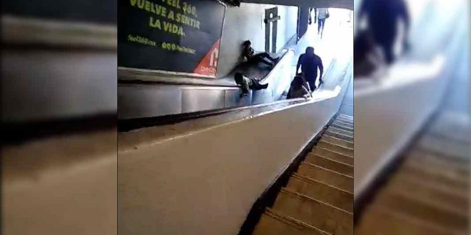 VIDEO: Niños se deslizan por escaleras del Metro como si fuera resbaladilla