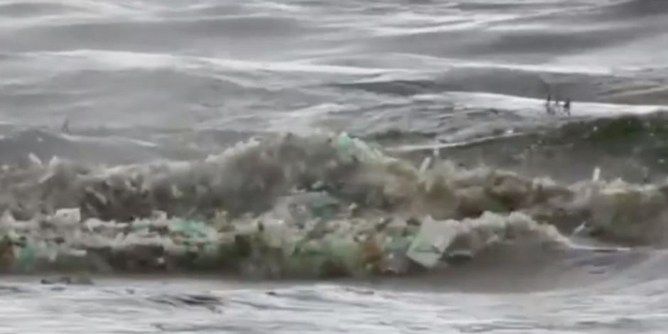 ¡ALERTA! Contaminación de plástico inunda mar en Sudáfrica (VIDEO)