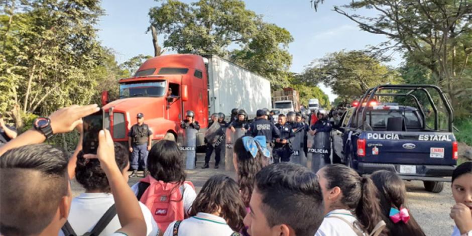 Desalojan a estudiantes que bloqueaban carretera Villahermosa-Teapa