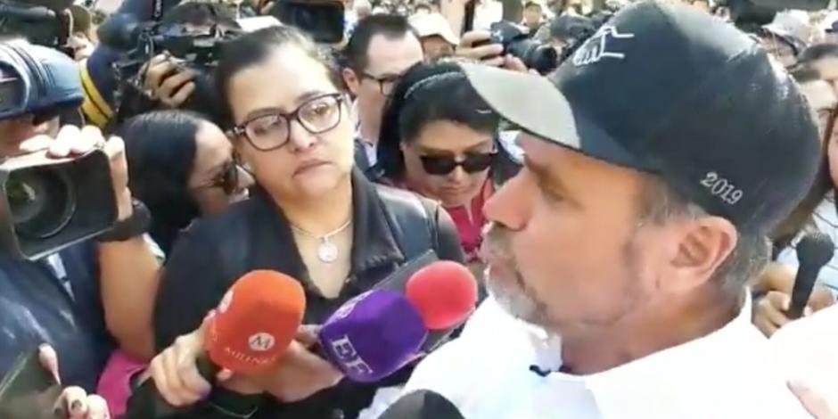 Adrián LeBarón pide justicia en marcha contra AMLO