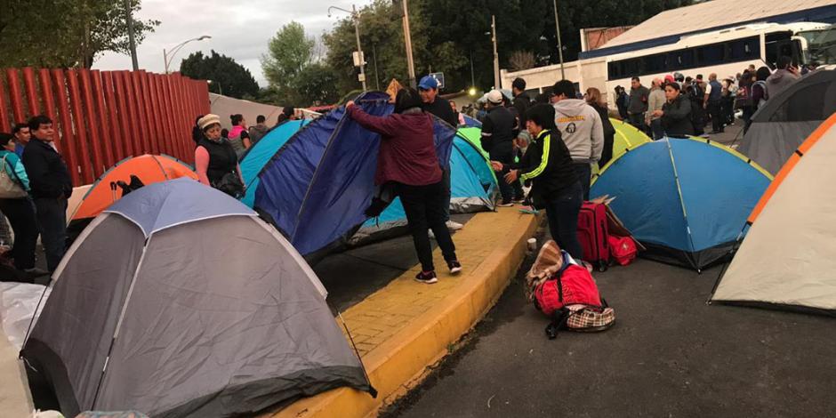 Integrantes de la CNTE bloquean acceso vehicular y peatonal de San Lázaro