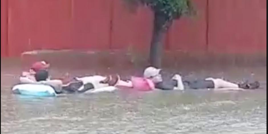 VIDEO: Jóvenes flotan sobre inundación de Sinaloa