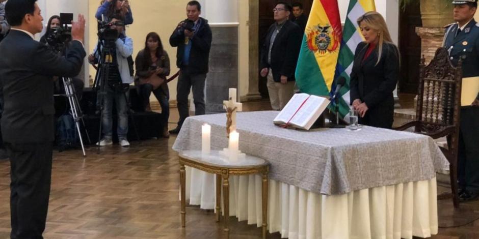 Ante imagen de Cristo, Áñez nombra a nuevo funcionario en Bolivia (VIDEO)
