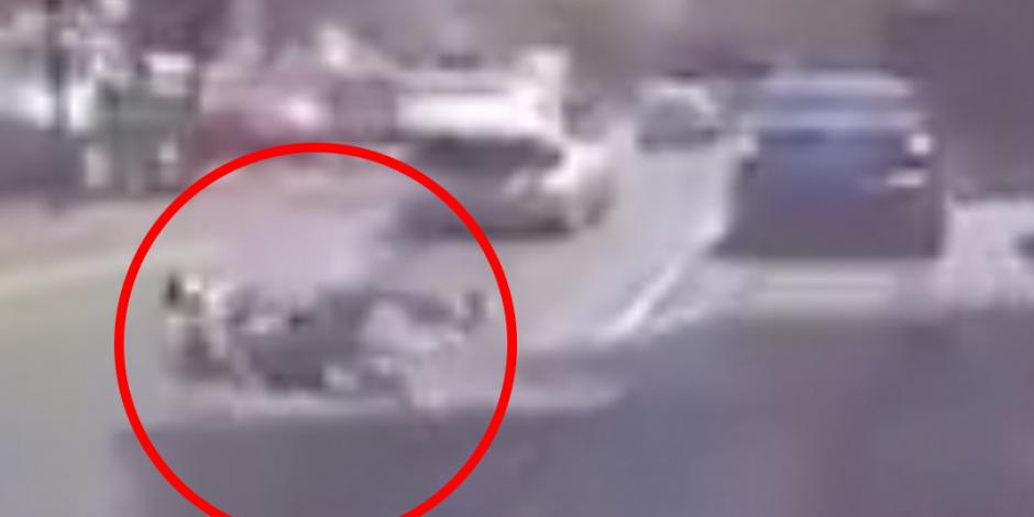 VIDEO: Se arroja de cajuela de auto en movimiento y escapa de secuestro