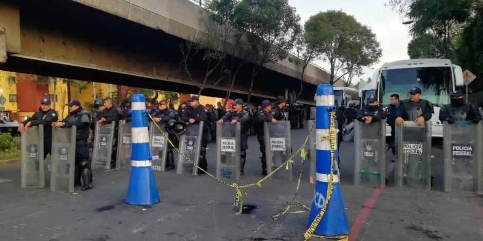 Federales vigilan cercanías de San Lázaro donde protestan campesinos