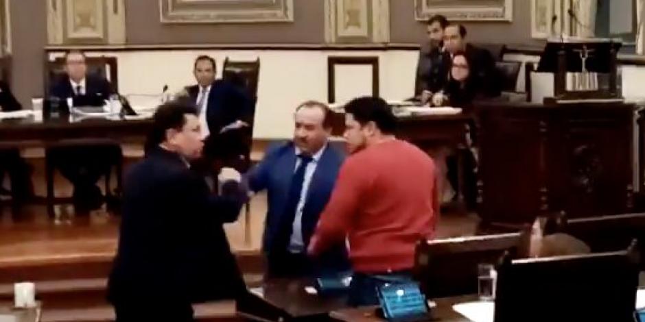 Diputados de Morena se retan a golpes en plena sesión en Puebla (VIDEO)