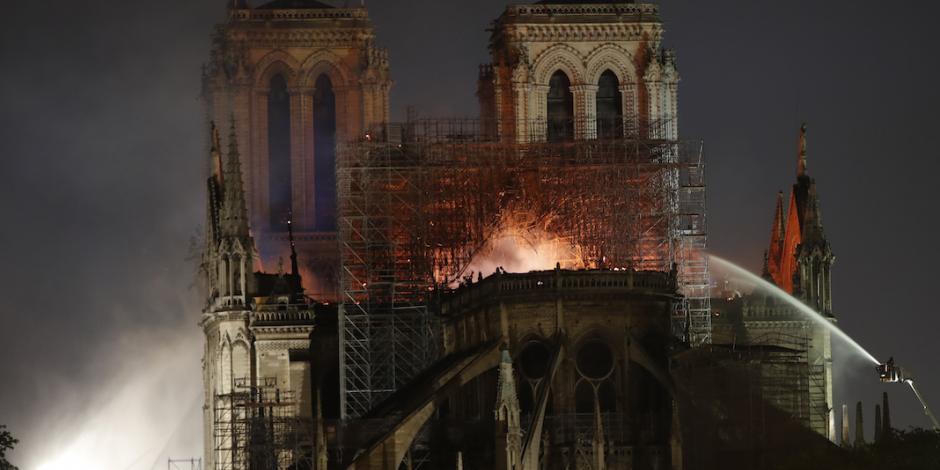 Bomberos evitan destrucción total de Notre Dame