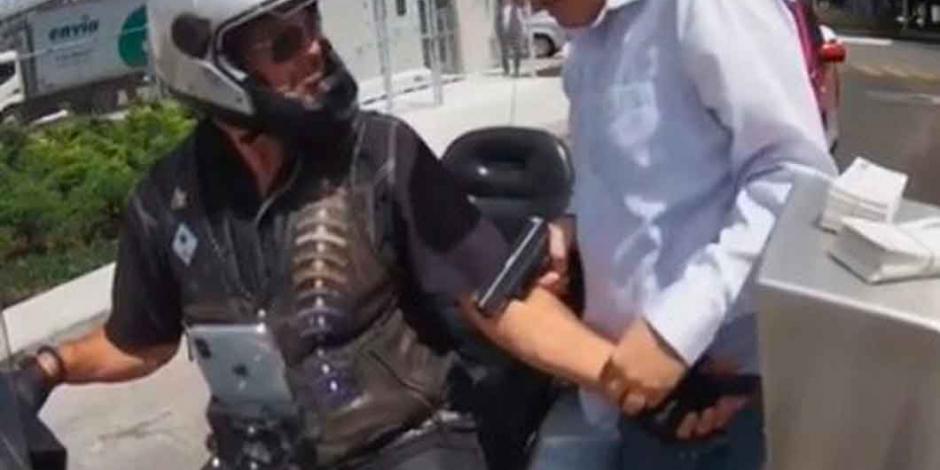 VIDEO: En segundos, roban reloj a motociclista en estacionamiento de Costco