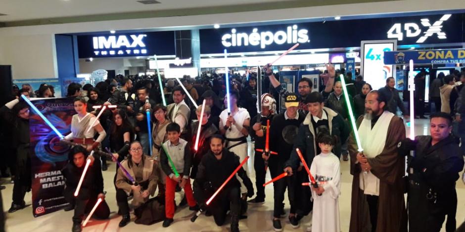 Fiebre de Star Wars llega a los cines de México con toda su fuerza (FOTOS)