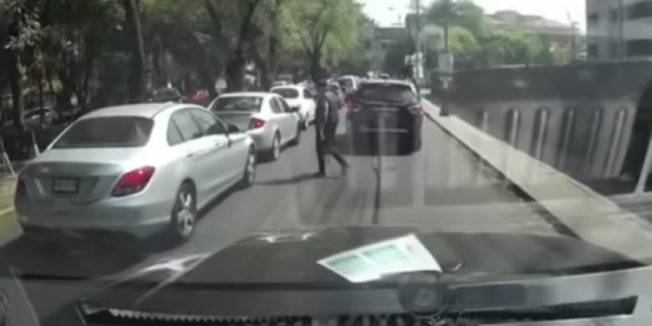 VIDEO: En cuestión de segundos, asaltan a un automovilista en Tlalpan