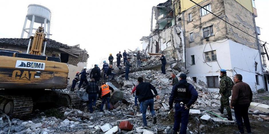 Rescatan a 46 personas con vida bajo los escombros en Albania (VIDEO)