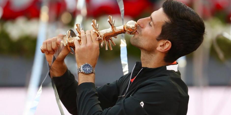 Novak Djokovic se corona en Madrid luego de vencer a Stefanos Tsitsipas