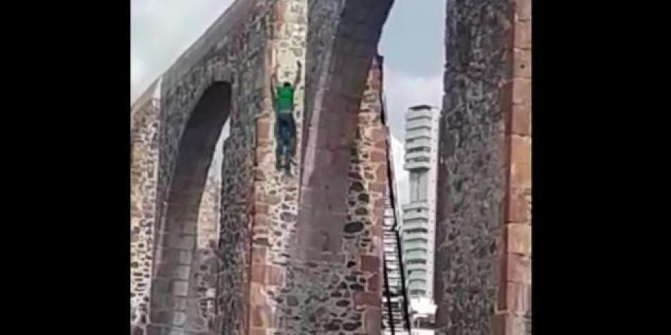 Joven se arroja desde 30 metros, de los Arcos Querétaro, y muere