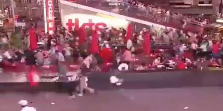 VIDEO: Sicosis por tiroteos; estruendo de moto provoca estampida en Times Square