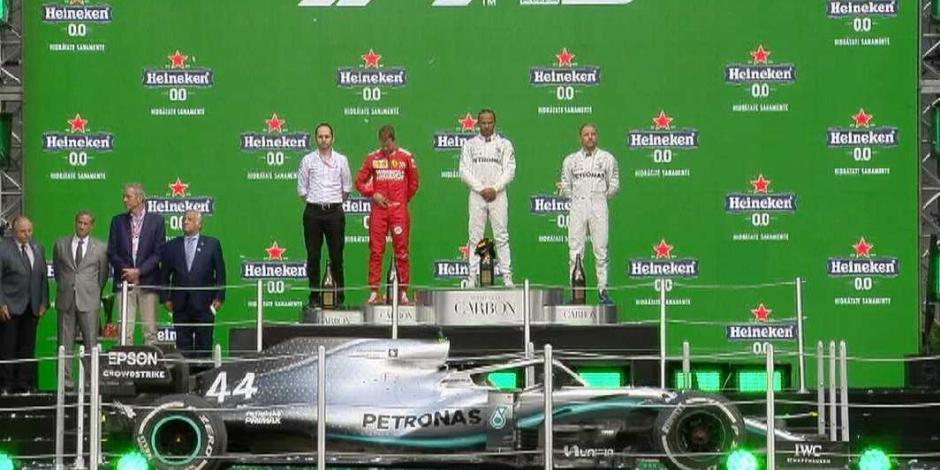 VIDEO: Hamilton sube con todo y carro a recibir trofeo de GP México