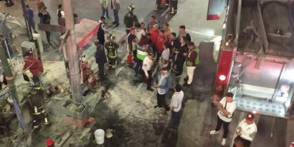 Explota tanque de gas en puesto de tacos afuera de Metro Constitución