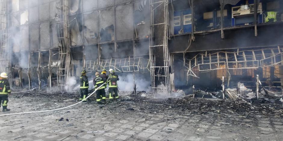 FOTOS y VIDEOS: Bomberos controlan incendio en edificio de la Conagua